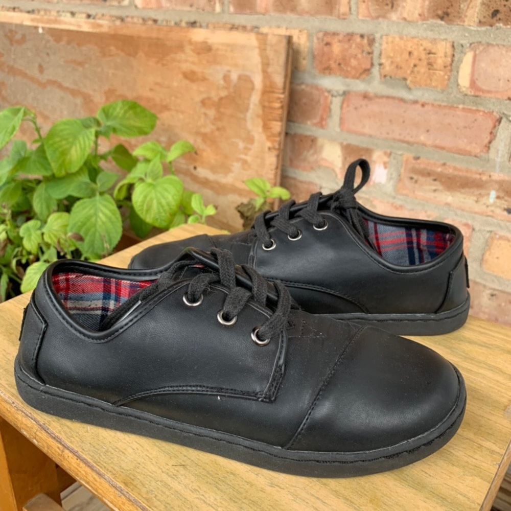 Kids’ lace up Tom’s